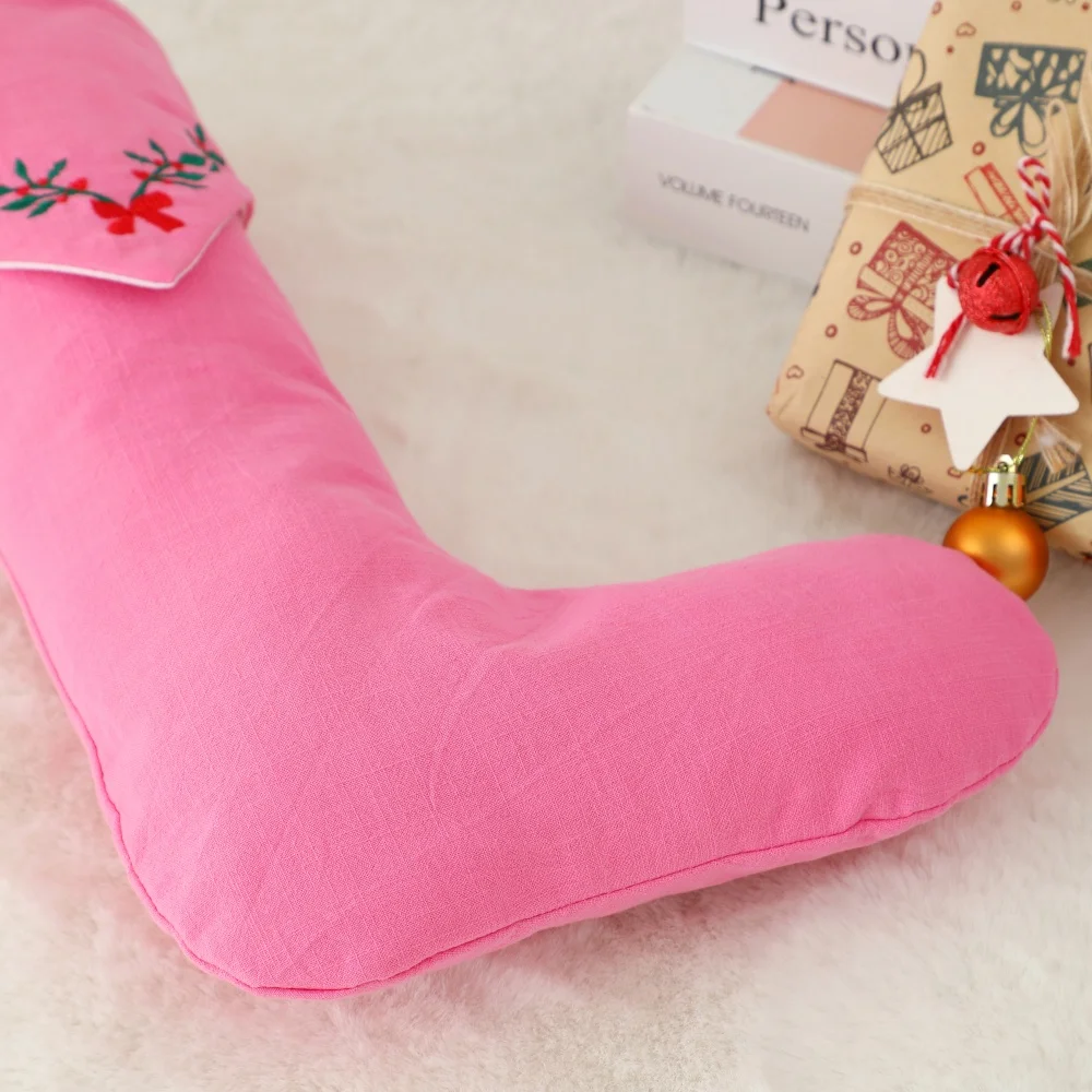 Weihnachtsstrumpf mit gestickten grünen Blättern und roter Schleife, bunter Baumwoll-Leinen-Strumpf mit dreieckiger Manschette für den Kamin. – Detail 6