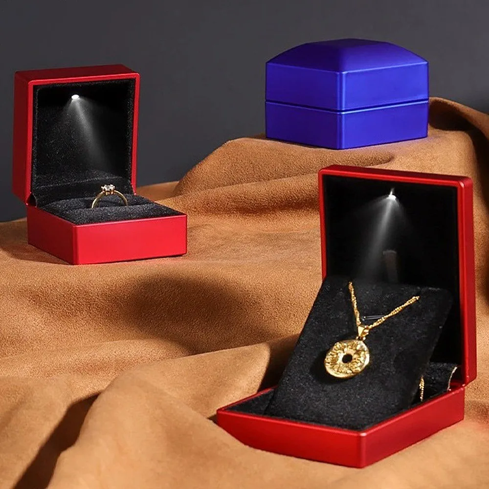 С подвеской-шкатулкой для ожерелья и ювелирных изделий