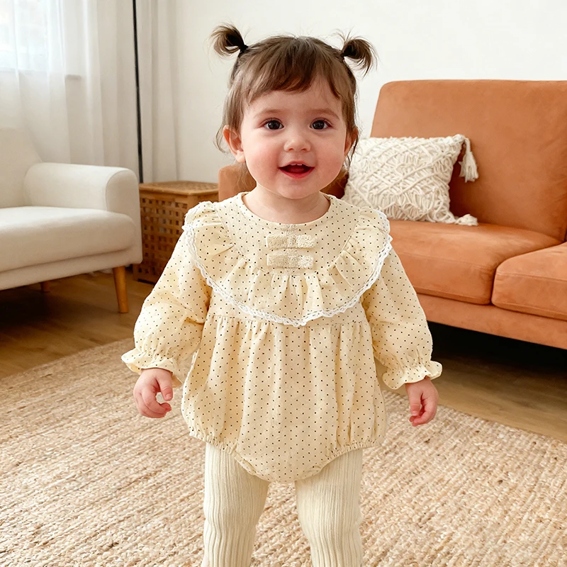 جديد ربيع 2026 ملابس داخلية للفتيات حديثي الولادة بأكمام طويلة من القطن للأطفال الرضع بدلة بنقاط صغيرة 0-24 متر ملابس أطفال حلوة