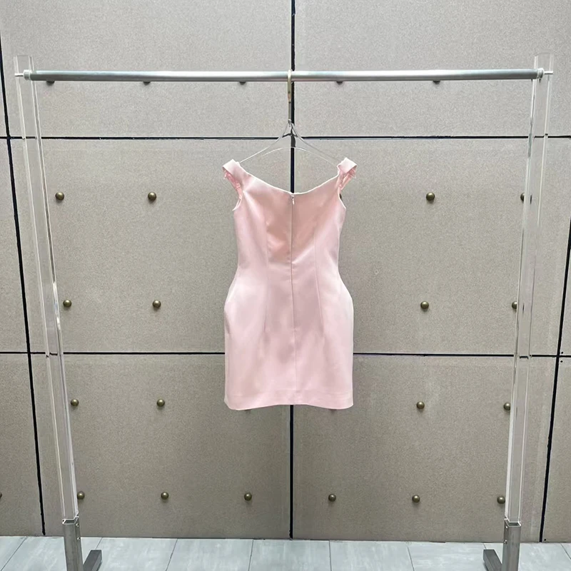 2025 Roupas femininas da moda: vestido pequeno sexy de cetim rosa com ombros de fora, vestido halter justo e abraçando o corpo