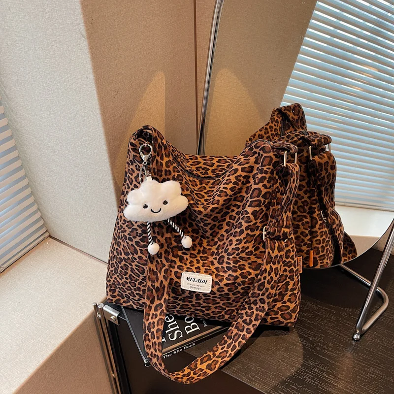

Leopard print crossbody bag for women2025New style large capacity women's shoulder bag for work commuting tote bucket bag