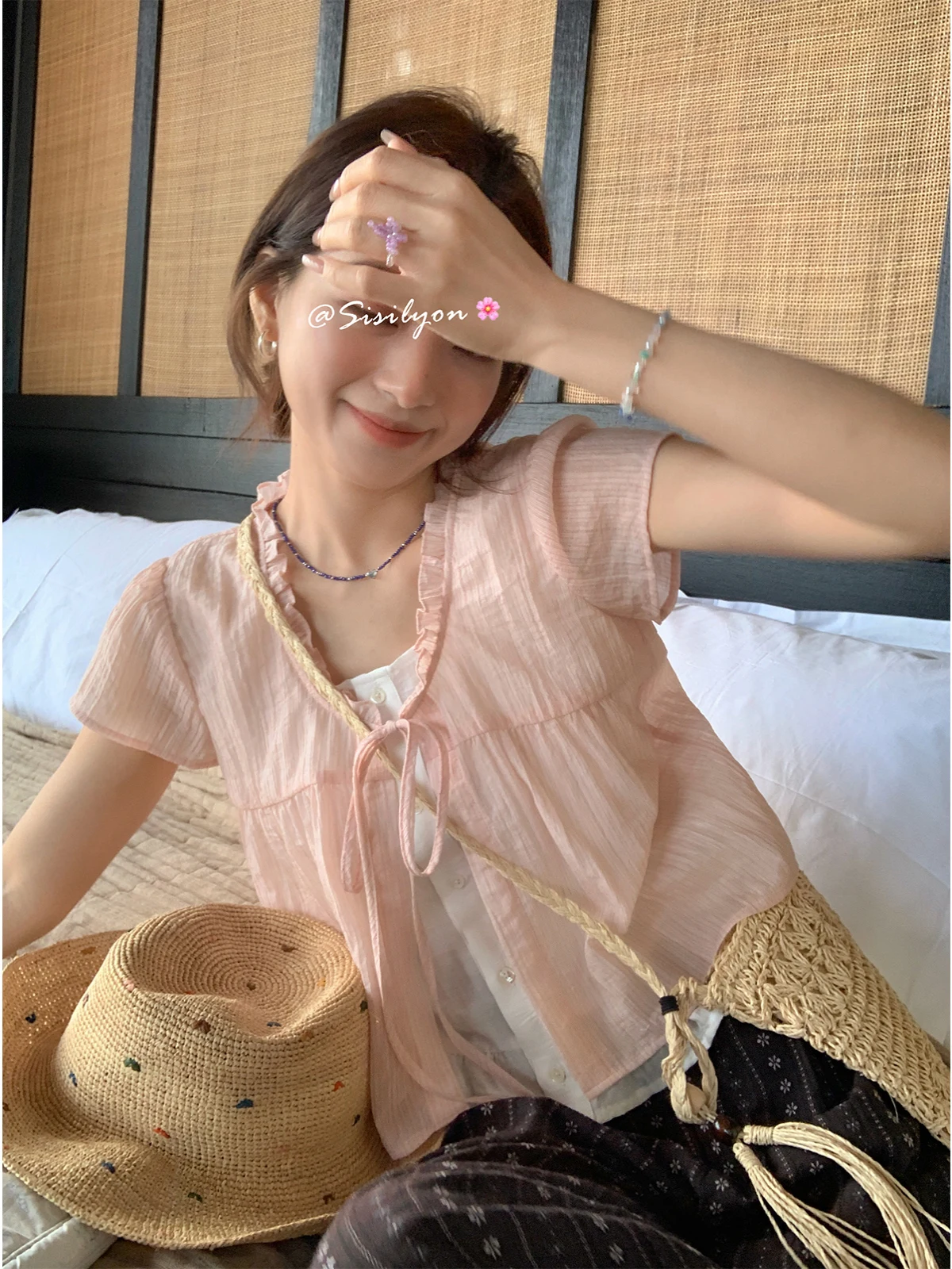 

Женский летний топ Sisilyon Sweet And Playful с эффектом двухслойности, маленького размера, с текстурой, воротником-рюшами и поясом, дышащий, короткий рукав.