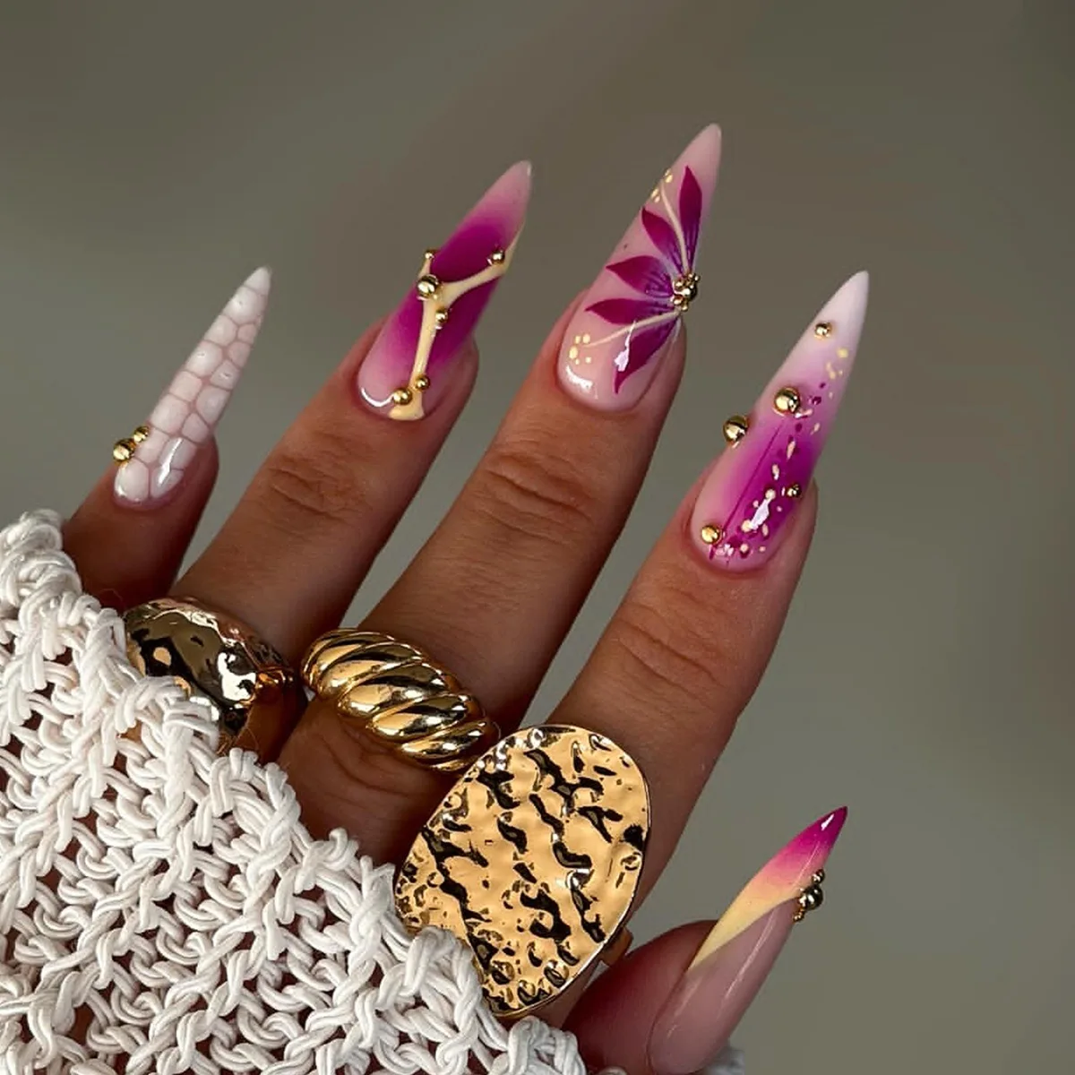 24Pcs Long Stiletto Press on Nails Sets Flower Pattern Stick on Gradient Purple Almond False Nail Wearable Finished Manicure Art