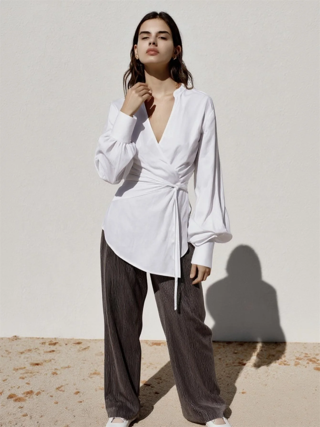 レディース長袖Vネックシャツ 秋冬ファッション ビジネスカジュアル 無地折りたたみデザイン