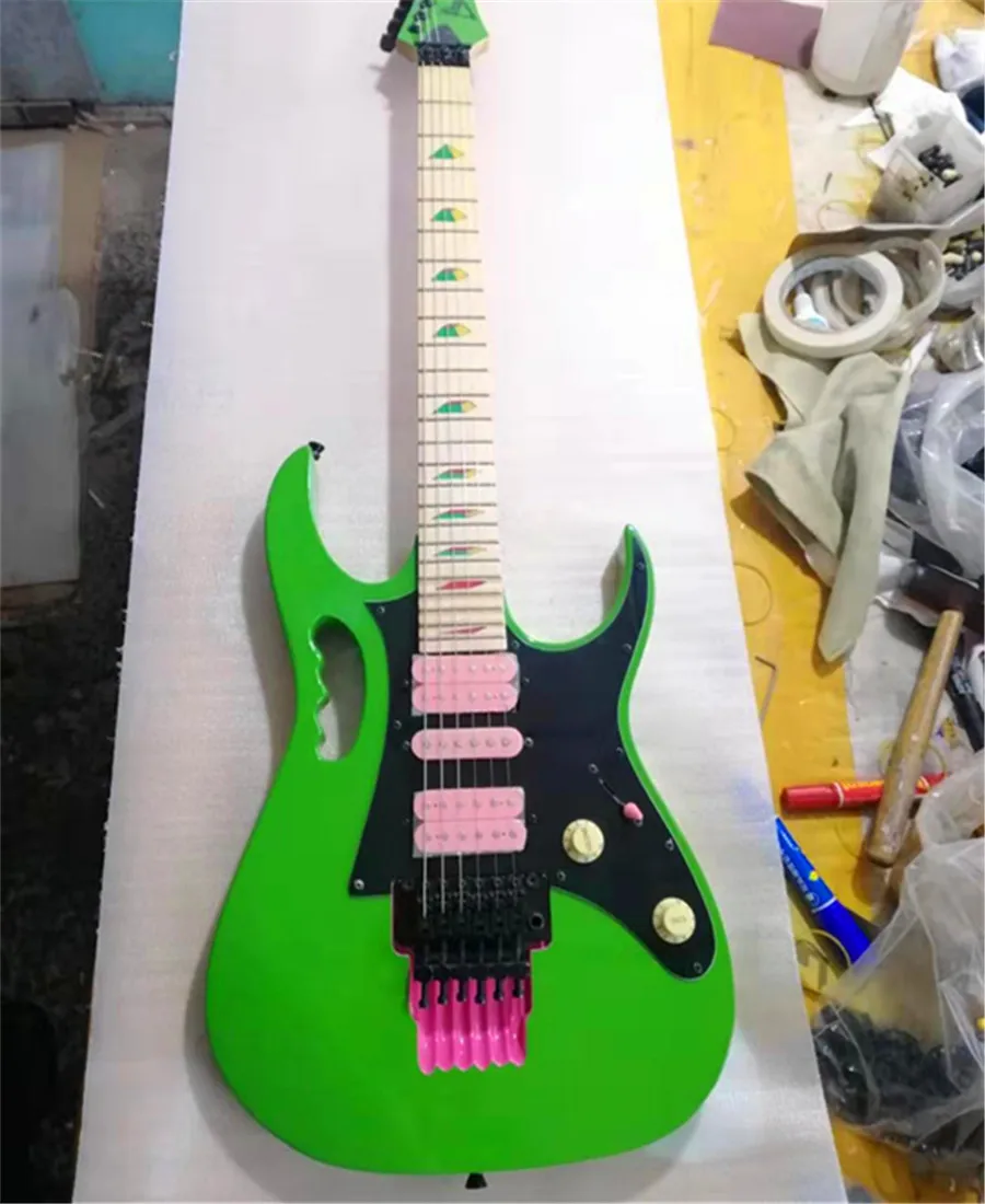 Free transportation, green 6-string electric guitar, double single pickup, maple fingerboard, customizable