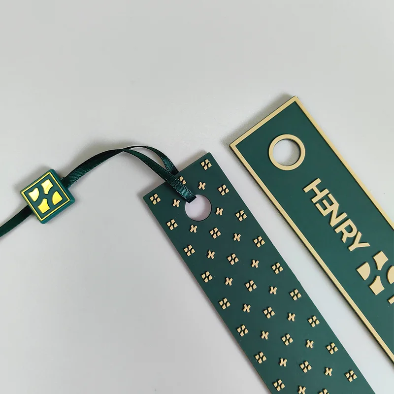Heat Transfer Sticker with Customized Brand Logo, 3D Silicone Patch, Embossed PVC Hang Tag, Luxury