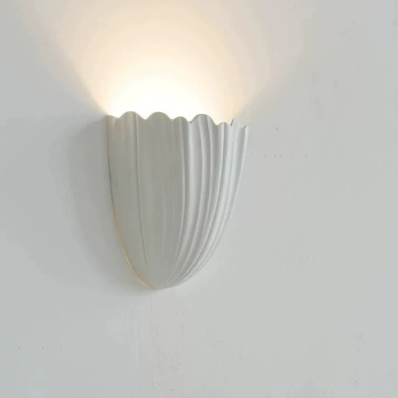 French shell wall lamp, antique atmosphere, advanced sense, staircase aisle background wall, surface plaster lamp