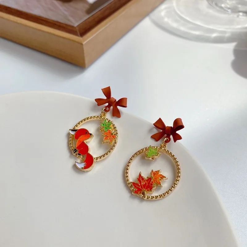 Unique Design Asymmetrical Cute Little Fox Earrings for Women Vintage Red Maple Leaf Clip on Earrings New Jewelry Birthday Gifts