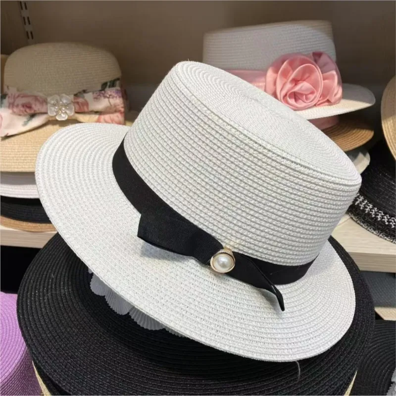 A new style of women's flat-topped top hat for and brim that shows off your face when you go out to the seaside