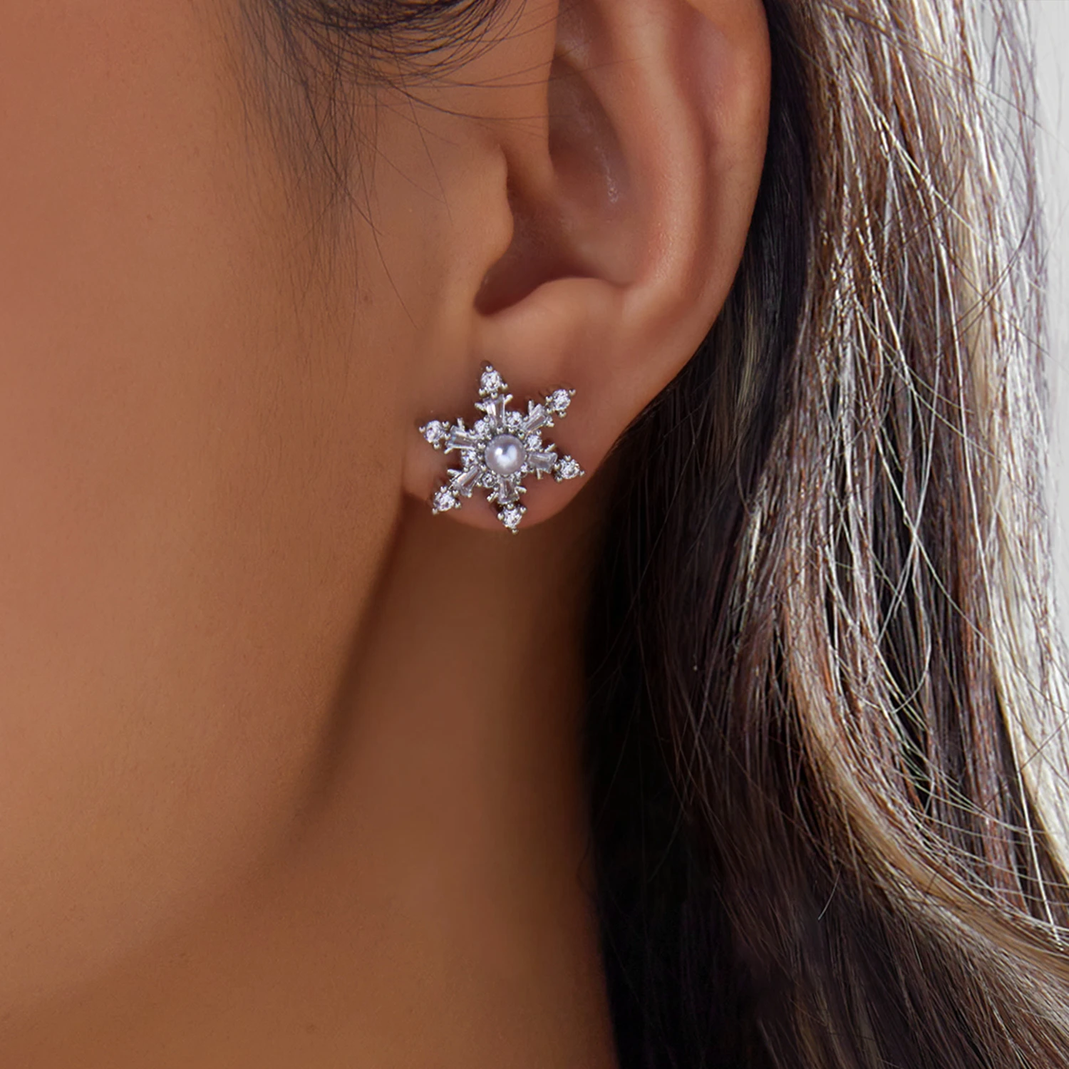 Funkelnde Zirkon-Schneeflocken-Creolen für Damen, Elegante Imitationsperlen-Schneeflocken-Ohrringe, Weihnachts- und Neujahrs-Schmuck – Detail 4