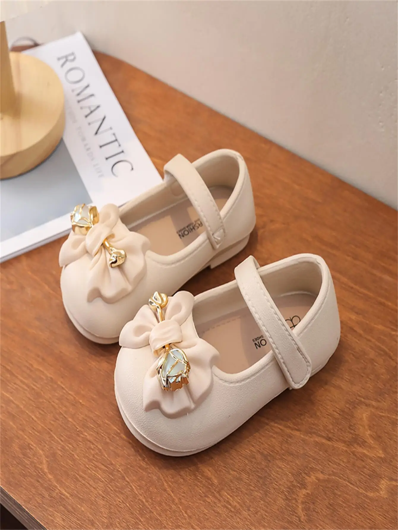 

Детские гороховые туфли для девочек, весна и осень 20220, новые нескользящие детские туфли принцессы на мягкой подошве, модная индивидуальность.