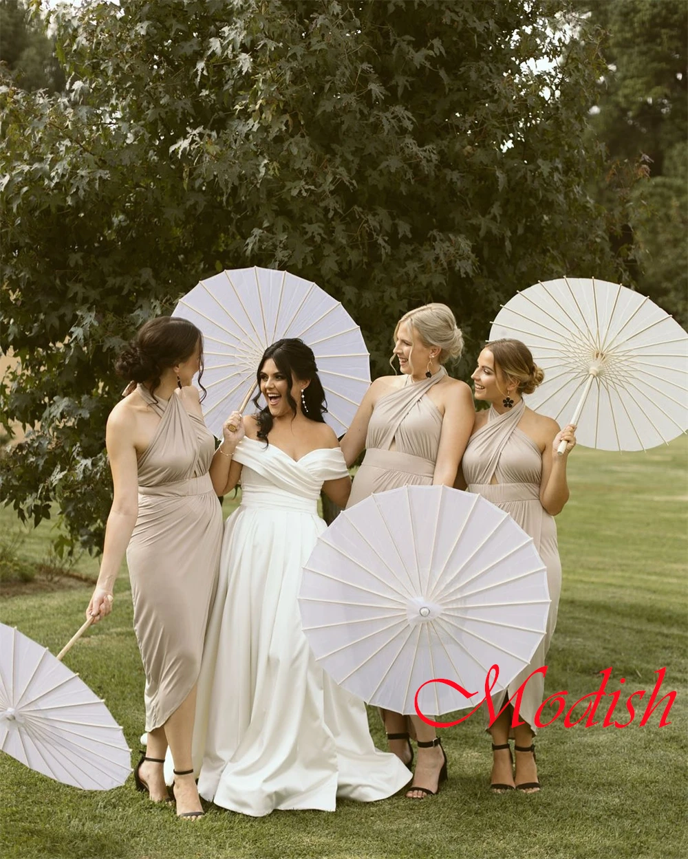 사용자 정의 절묘한 흰색 새틴 신부 가운 간단한 Strapless 오프 어깨 짧은 소매 웨딩 드레스 채플 트레인 드레스