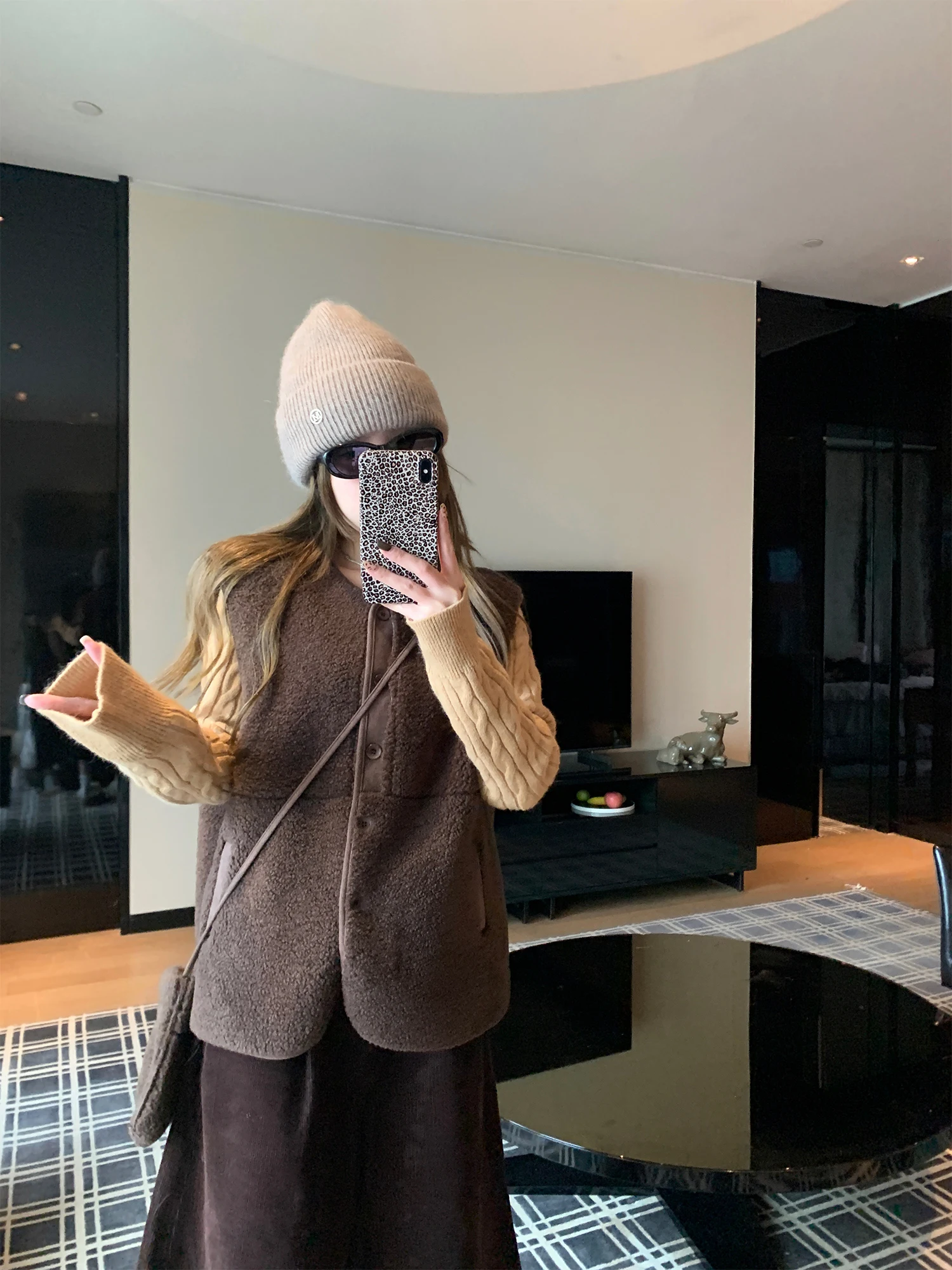 

Женский свободный жилет из искусственного меха и кожи, верхняя одежда, новинка 2025 года, в стиле Sle Kong Zhen Fan, для повседневной носки, с круглым вырезом, на одной пуговице