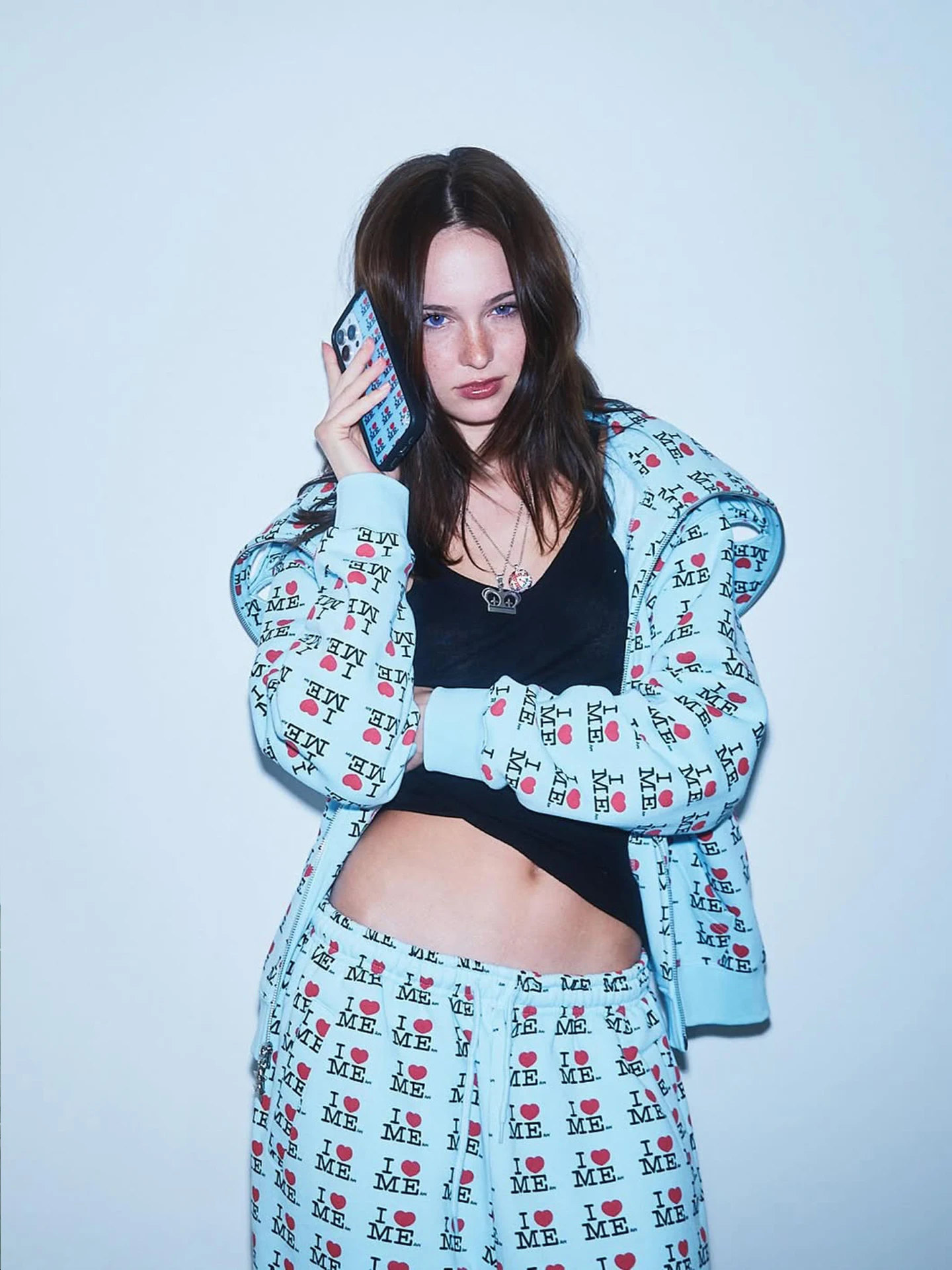 سترة بغطاء للرأس مطبوعة من Ashley Blue ILOVEME مع تطريز على شكل فراشة وغطاء للرأس، وكتف عادي وقصة ضيقة