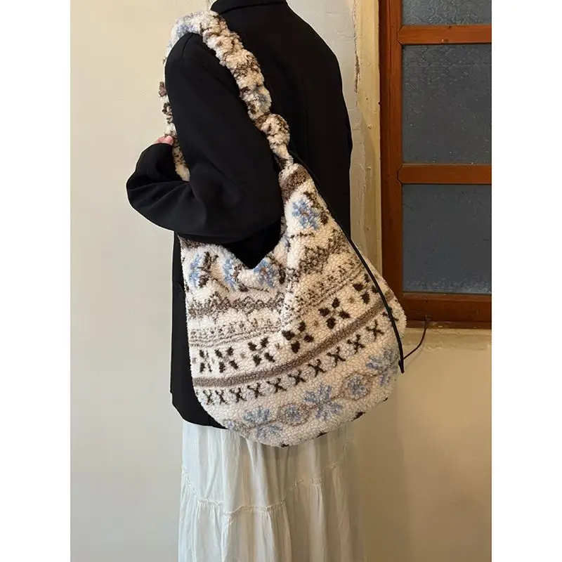 

Korean Style Versatile Plush Tote Bag Large Capacity Single Shoulder Crossbody Bag Niche Ethnic Style Furry Commuting Bag