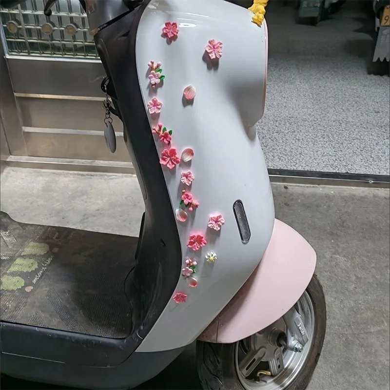 

Аксессуары для украшения электромобиля, универсальные наклейки для мотоциклов, маленькие украшения, несколько карточек, мультяшные украшения