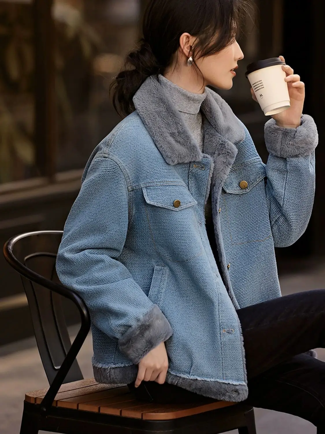 

Джинсовое пальто с мехом Buttions, плюшевое женское осеннее скульптурное пошив в стиле бохо, городское социальное пальто против морщин с капюшоном и воротником-стойкой в стиле пэчворк