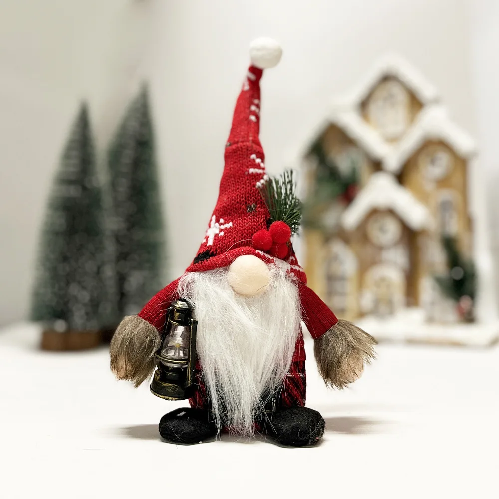 Kerstgnome-ornament, gebreide muts, gezichtsloze pop, feestelijke decoratie, bureau, open haard
