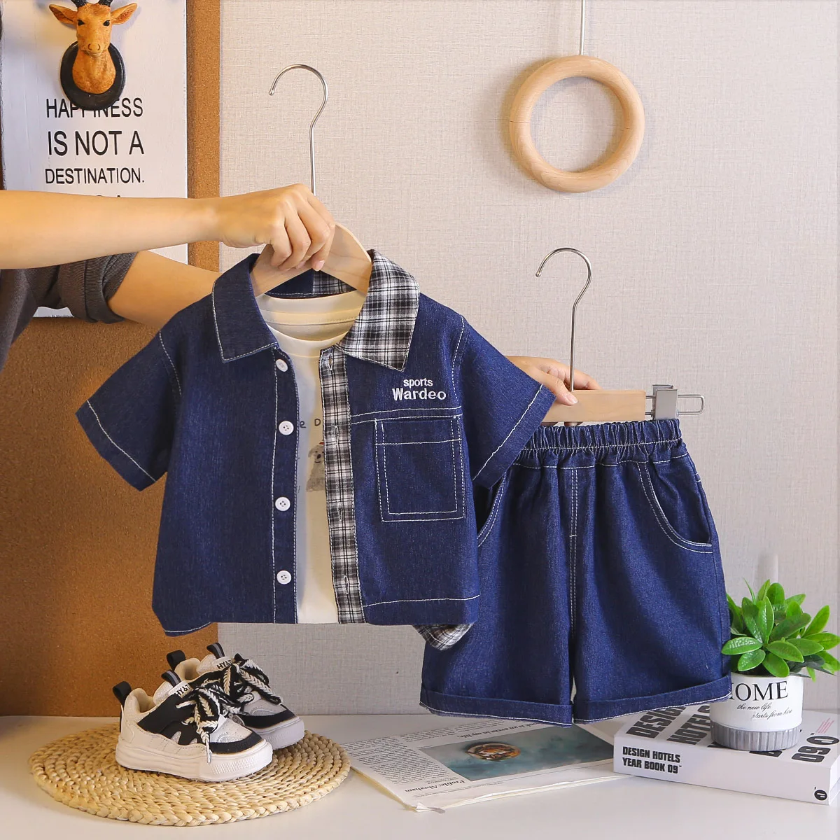 

Летний костюм для мальчиков, комплект из 3 предметов, новинка 2026 года: модная джинсовая рубашка + белая футболка + шорты, детская одежда