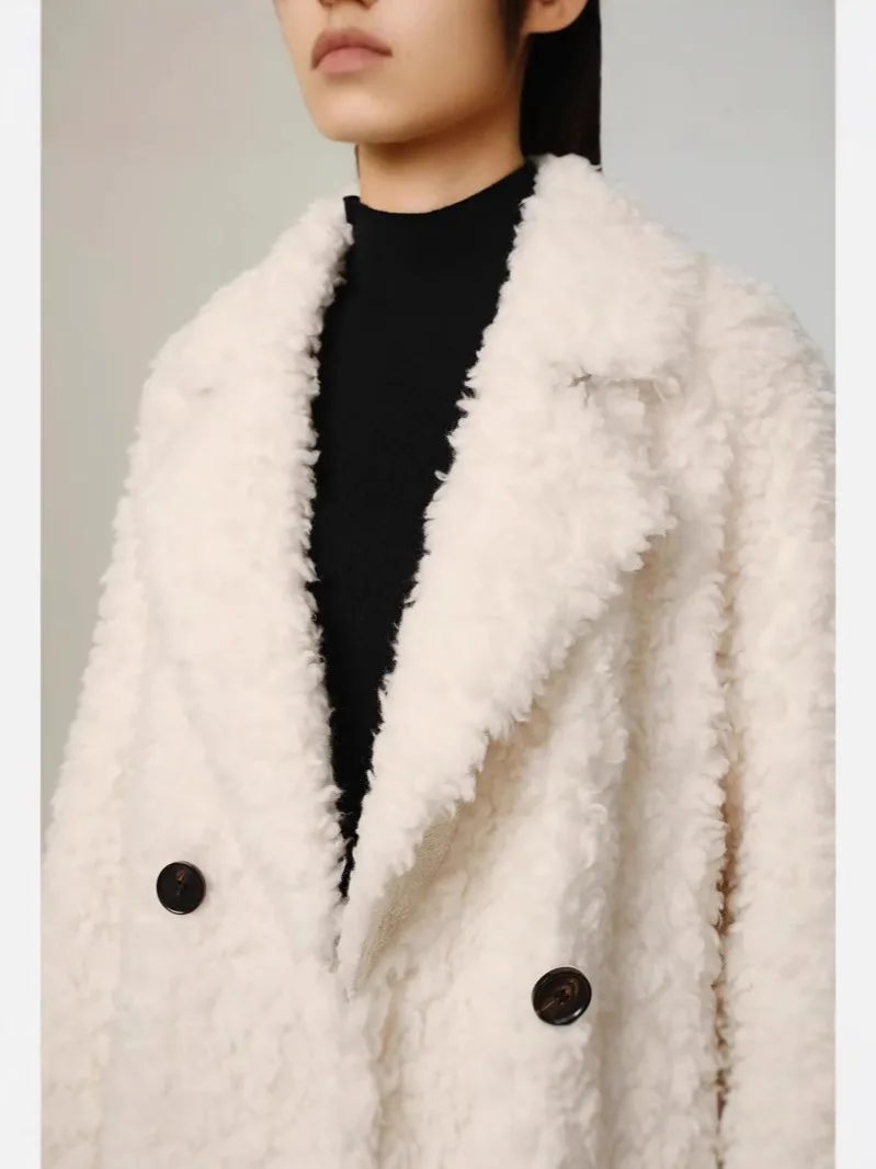 เสื้อแจ็คเก็ตกันลมสำหรับผู้หญิงรุ่นใหม่ของนักออกแบบนี้เป็นเสื้อโค้ทขนเท็ดดี้ทำจากขนแกะและขนสัตว์เทียม