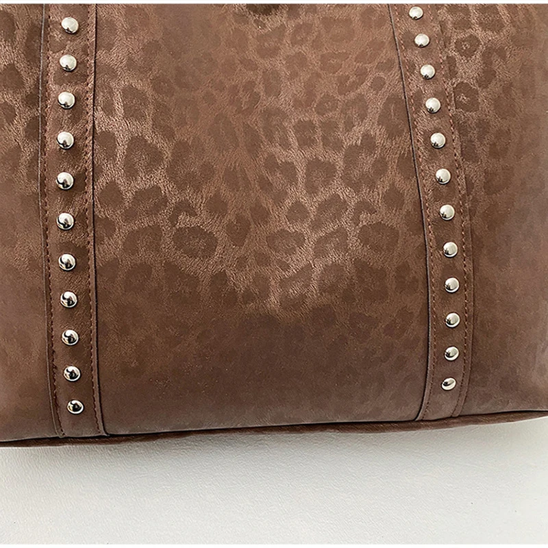 Leopardenmuster Mattierte Wildleder-Schultertasche mit Nieten, Damen Handtasche mit Metallnieten, Vintage Große Kapazität Herbst-Winter-Handtasche – Detail 4