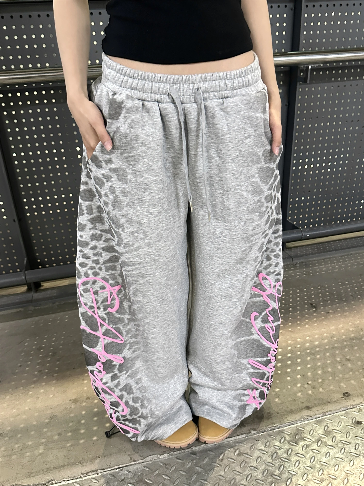 المرأة Y2K الشارع الشهير فضفاض Sweatpants رمادي مع ليوبارد طباعة الوردي رسالة الرسم واسعة الساق بنطلون سراويل أنيقة غير رسمية