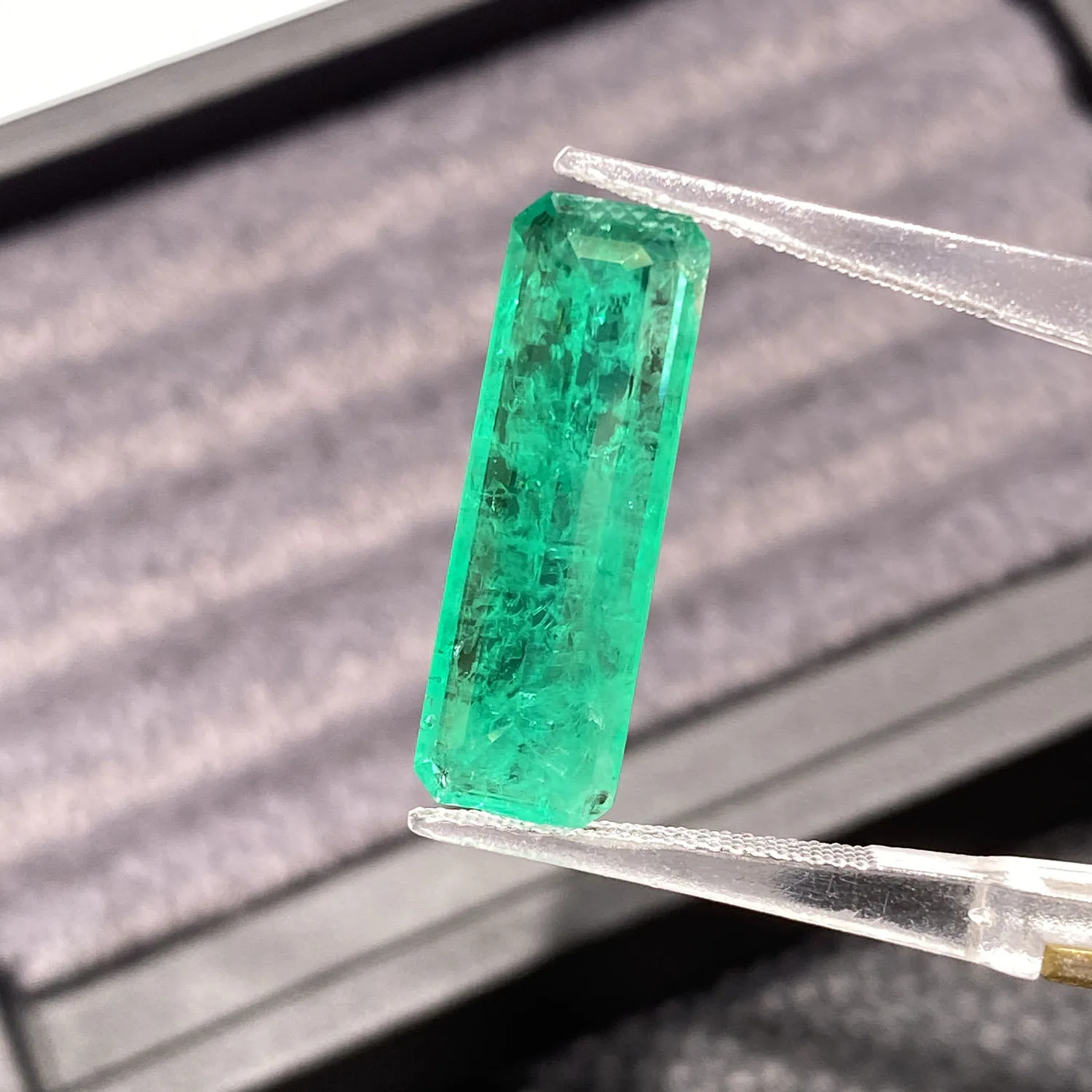 

Высочайшее качество 8,76 карата, выращенный в лаборатории изумрудный камень, колумбийская длинная прямоугольная форма с сертификатом AGL для изготовления ювелирных изделий