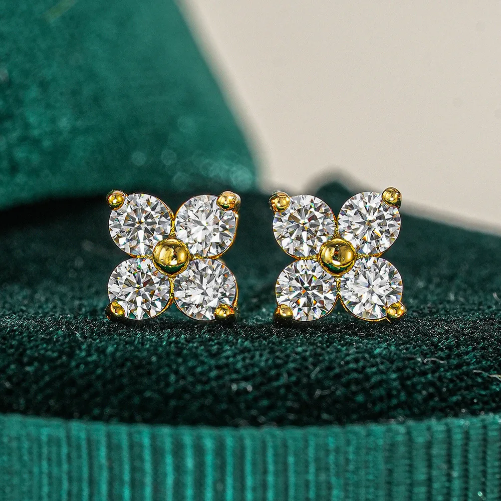 

D color 0.8CT moissanite S925 sterling silver four-leaf clover earrings, sterling silver plated with 18K gold high-end earrings