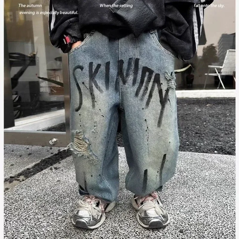 Nuovo 2025 Ragazzi Moda Lettera Graffiti Jeans Pantaloni lunghi Bambino Classico Strappato Pantaloni in denim larghi Bambini Primavera Autunno Abbigliamento