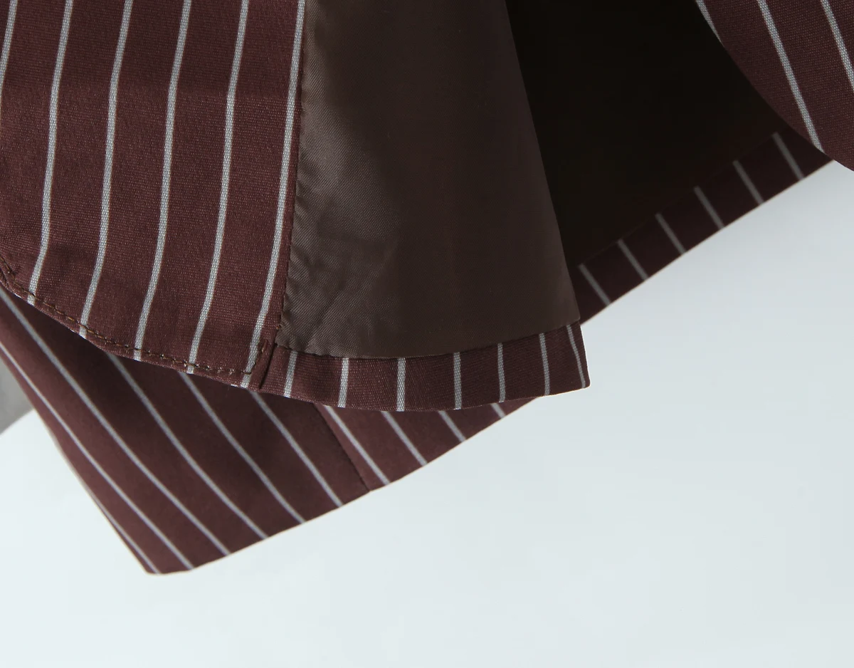 Żakiet damski oversize w stylu boyfriend vintage z długim rękawem, wywijanymi mankietami, w paski w kolorze chill brown, z klapami, luźny krój, moda 2025.