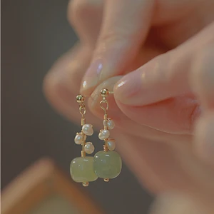 Voq Natural Hetian Jade Earringsフェミニンハイエンドラグジュアリースタッドイヤリング女性用ブティックパールジュエリー 10ベストセールスヘティアンジェイドイヤリング-5