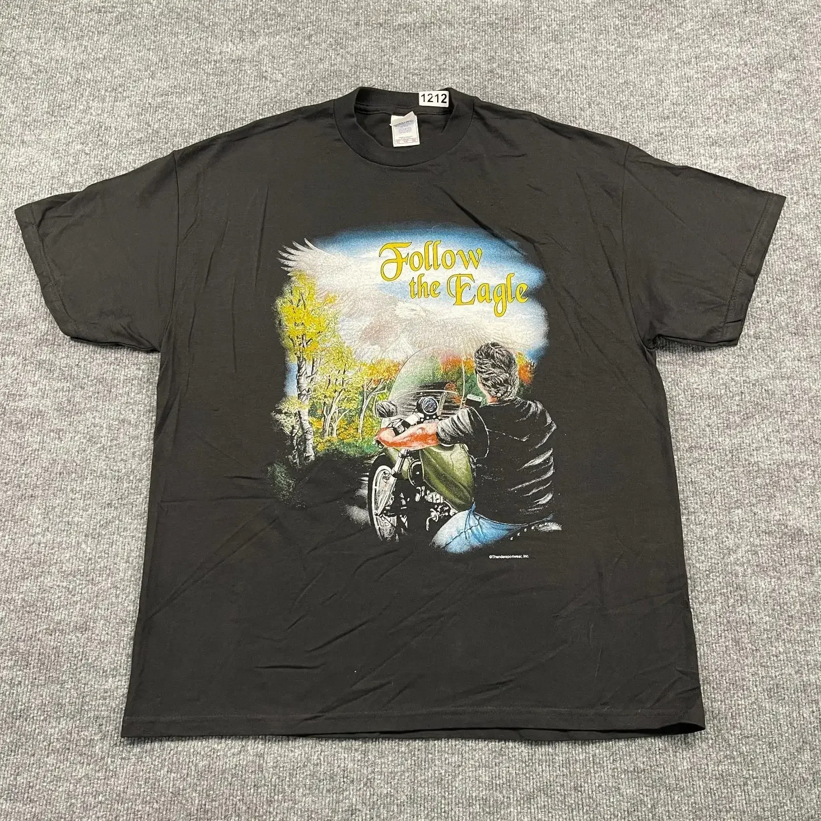 Nova sem etiquetas Camiseta Vintage Y2K Follow The Eagle para Motociclistas XL 23x30 preta vintage lavada respirável casual ligeiramente desgastada