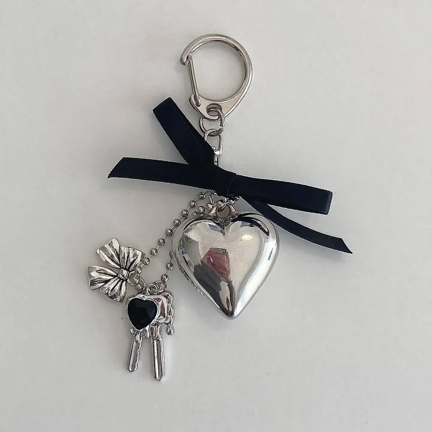 

Vintage Three in One Photo Keychain with Heart Pendant and Ribbon Modular Design for Stylish Accessory Storage