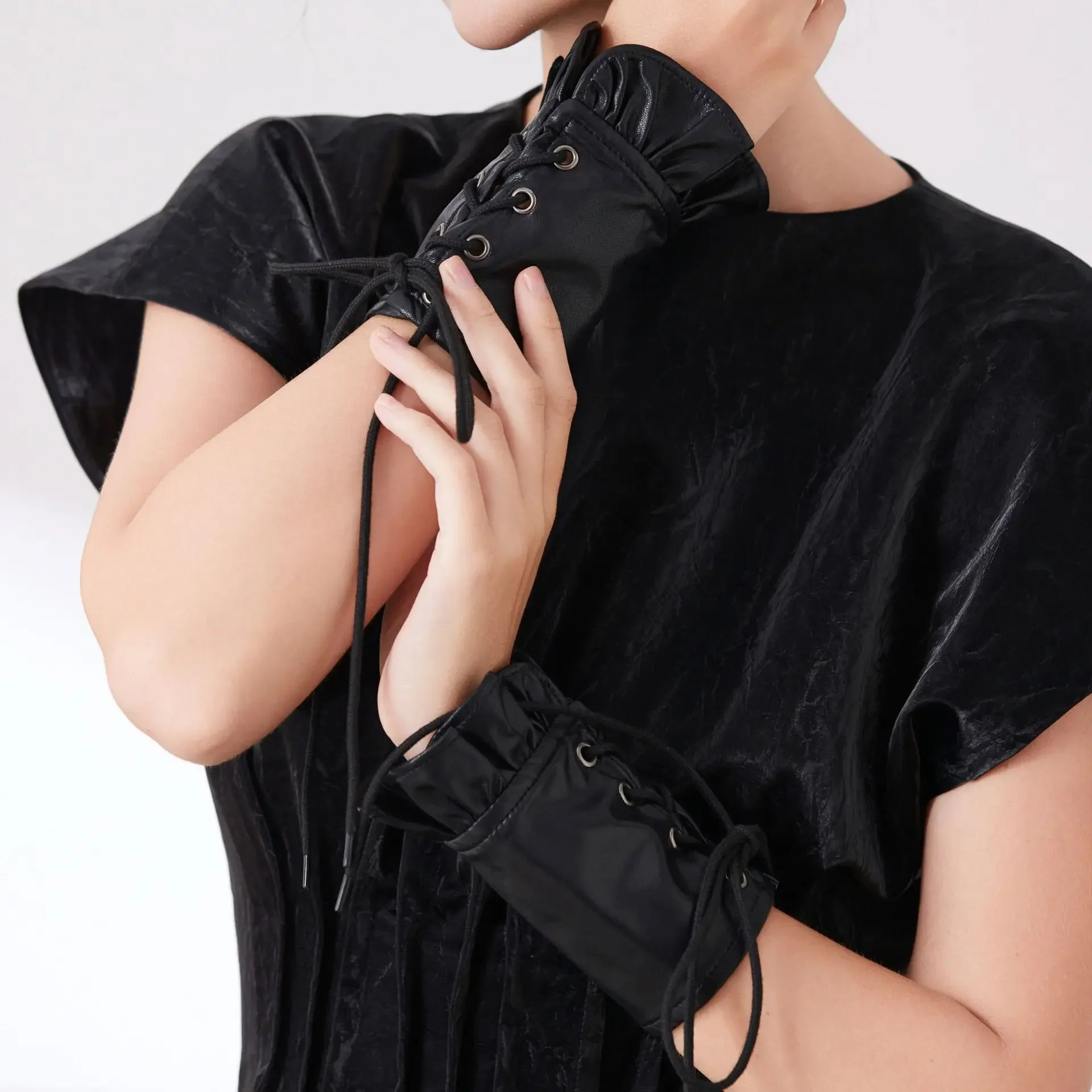 2025 الجديد الأكثر مبيعاً مزاجه الأنيق الأكمام وهمية الأسود البساطة شخصية حلوة كول الدانتيل متابعة الأصفاد وهمية