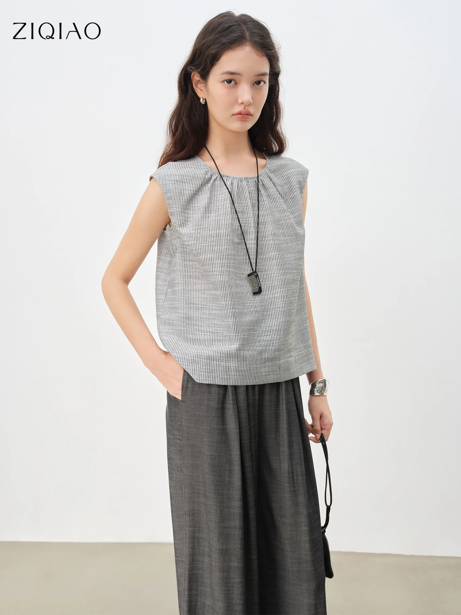 

ZIQIAO топ без рукавов, повседневные брюки, наряд для миниатюрных женщин, Новое поступление лета 2025, стильный комплект из двух предметов 25ZQ92412 + 25ZQ92413