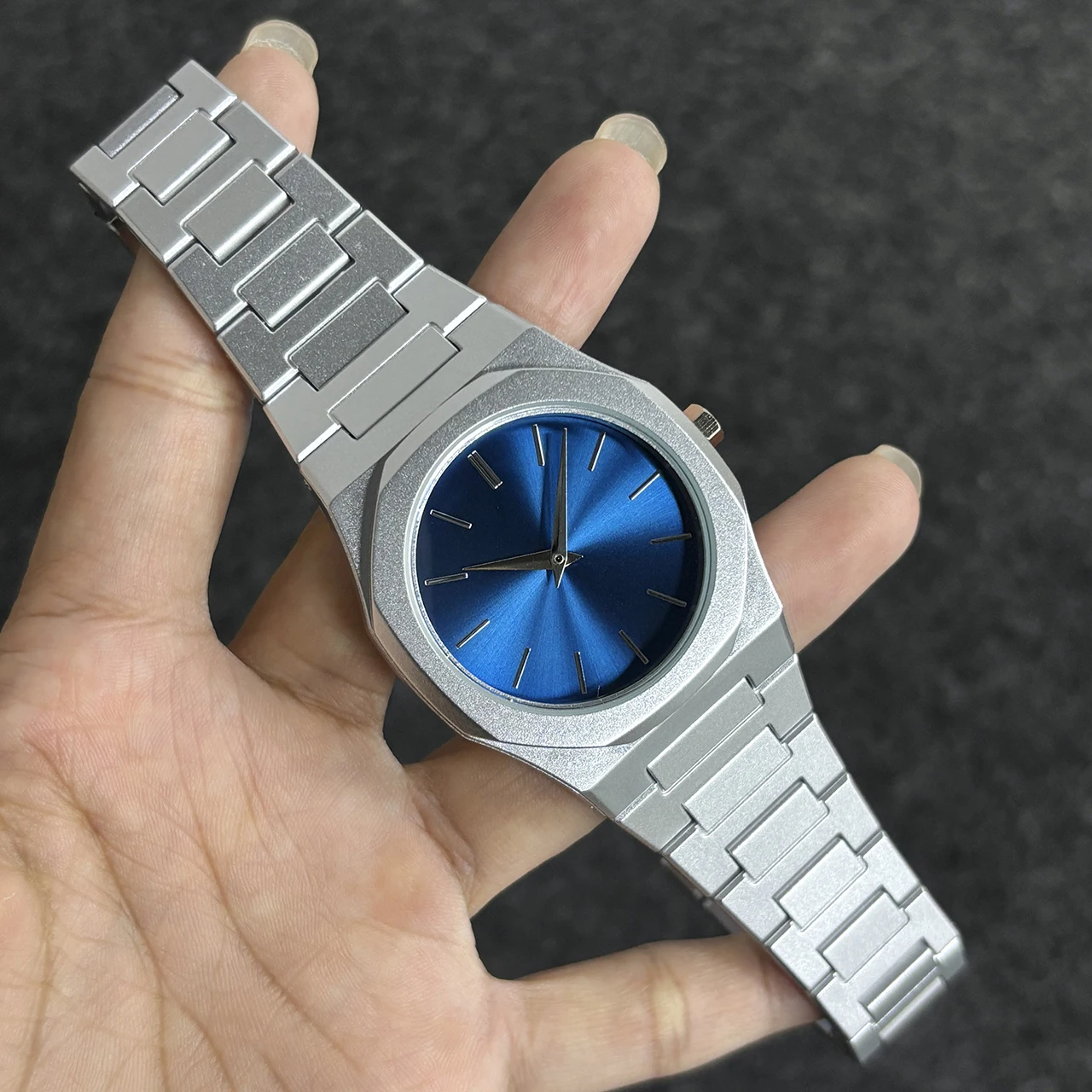 ساعة فاخرة بحزام بلاستيكي بمينا كوارتز ستار سكاي - خفيفة الوزن ومريحة في الارتداء، مناسبة لكل من الرجال والنساء