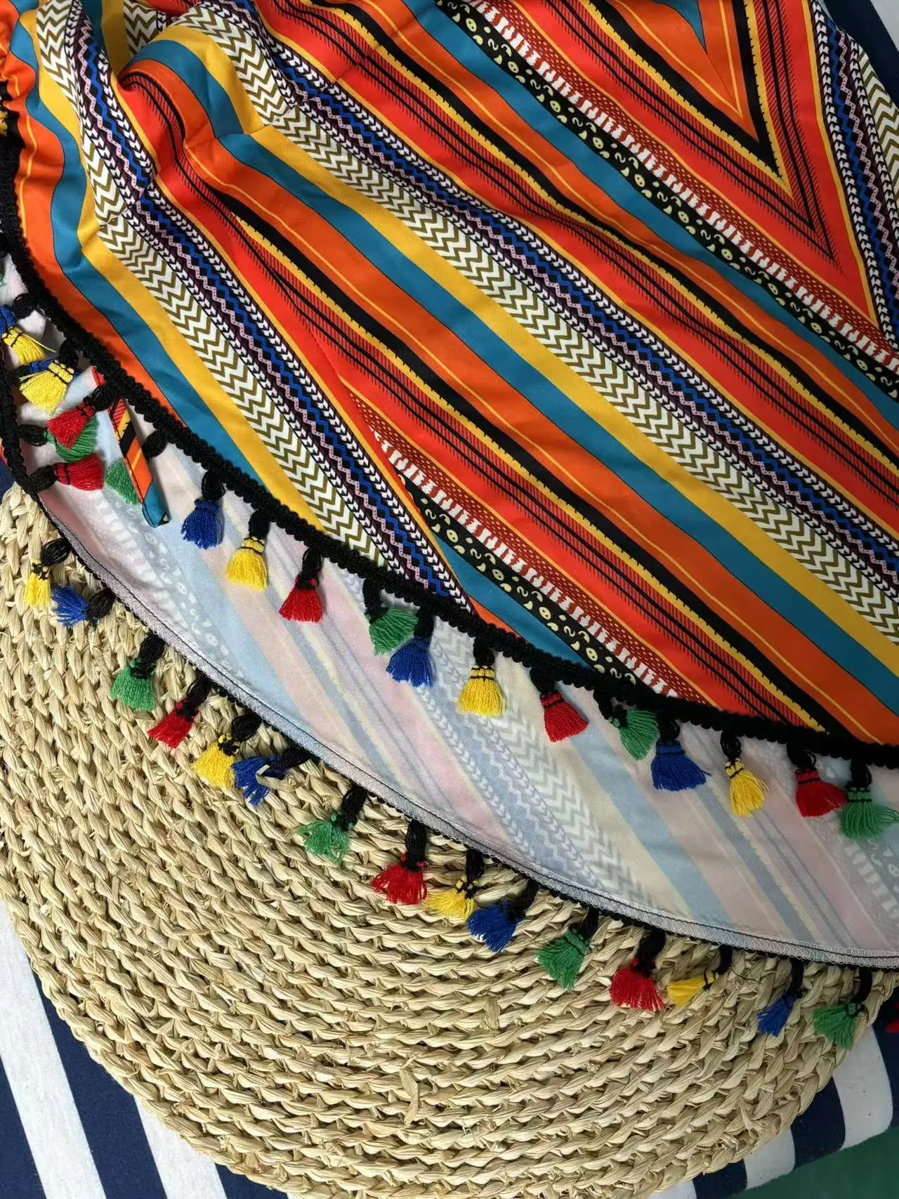 Der Sommermusikfestival 2025, Damen-Faltenrock mit Farbblöcken, Streifen und asymmetrischen Rüschendekorationen – Detail 7