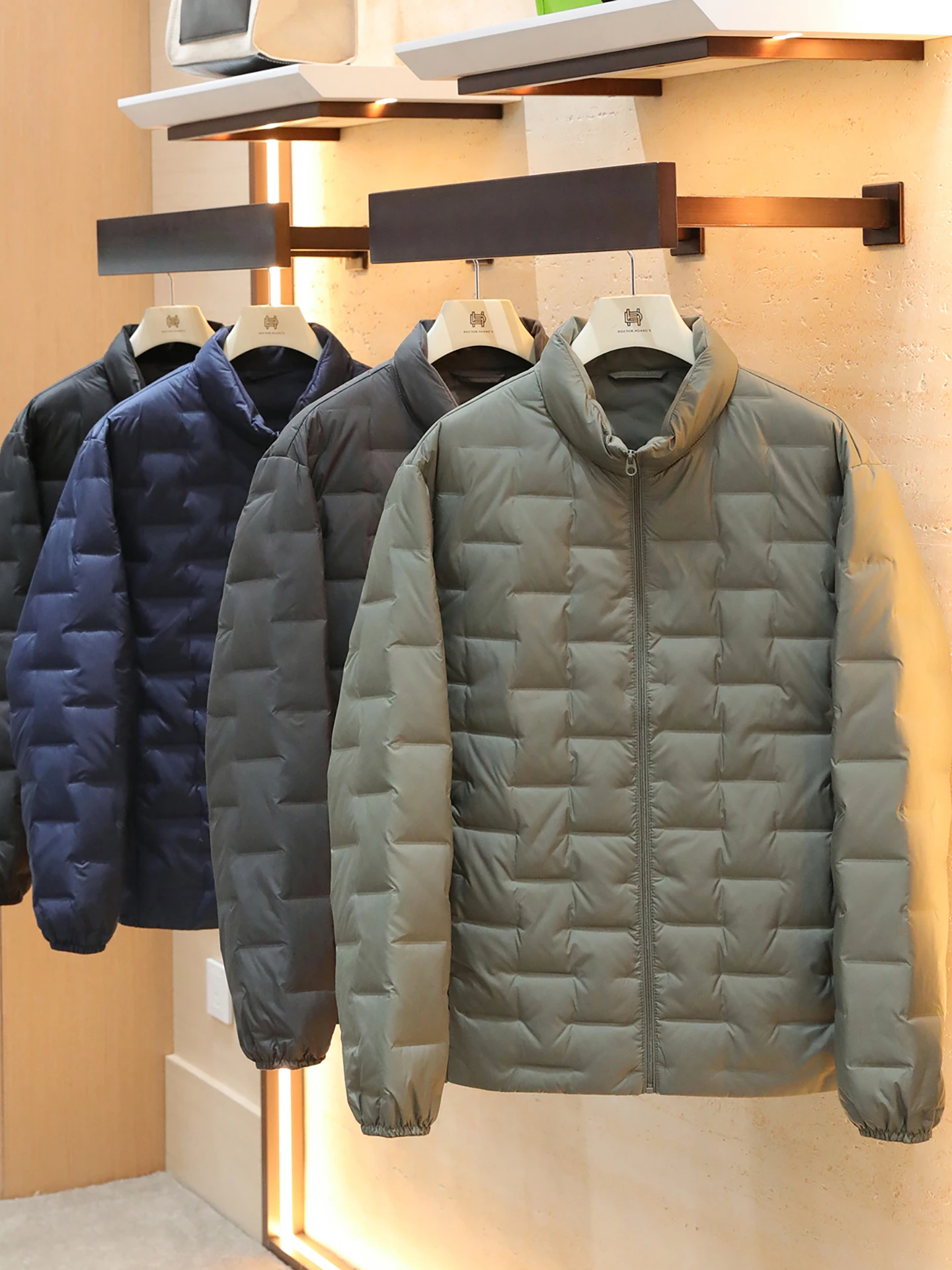 

Серия MenuiCard: Мужская повседневная пуховая куртка с воротником-стойкой, для города и активного отдыха, ветрозащитная, теплая, модная, в городском стиле, с длинными рукавами, на молнии.