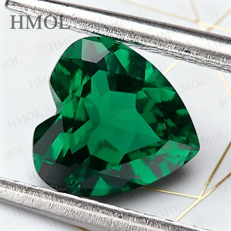 أحجار كريمة مفكوكة على شكل قلب مختبر نمت زمرد زامبي مع شقوق مدخلات داخل الحرارية المائية لمجوهرات عيد الميلاد وعيد الشكر