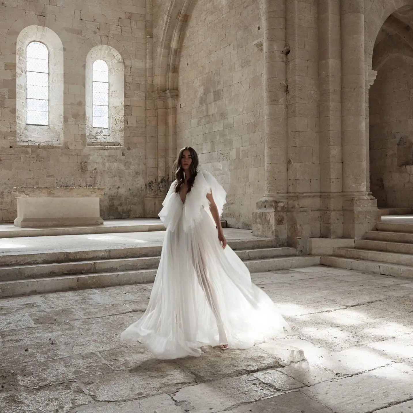 Romantische See Thru Lange Tule Gewaad Geplooide Tule Strand Bruiloft Bruidsjurken Met Delicate Bloem Diepe V-hals Sexy Vrouwen Jurk