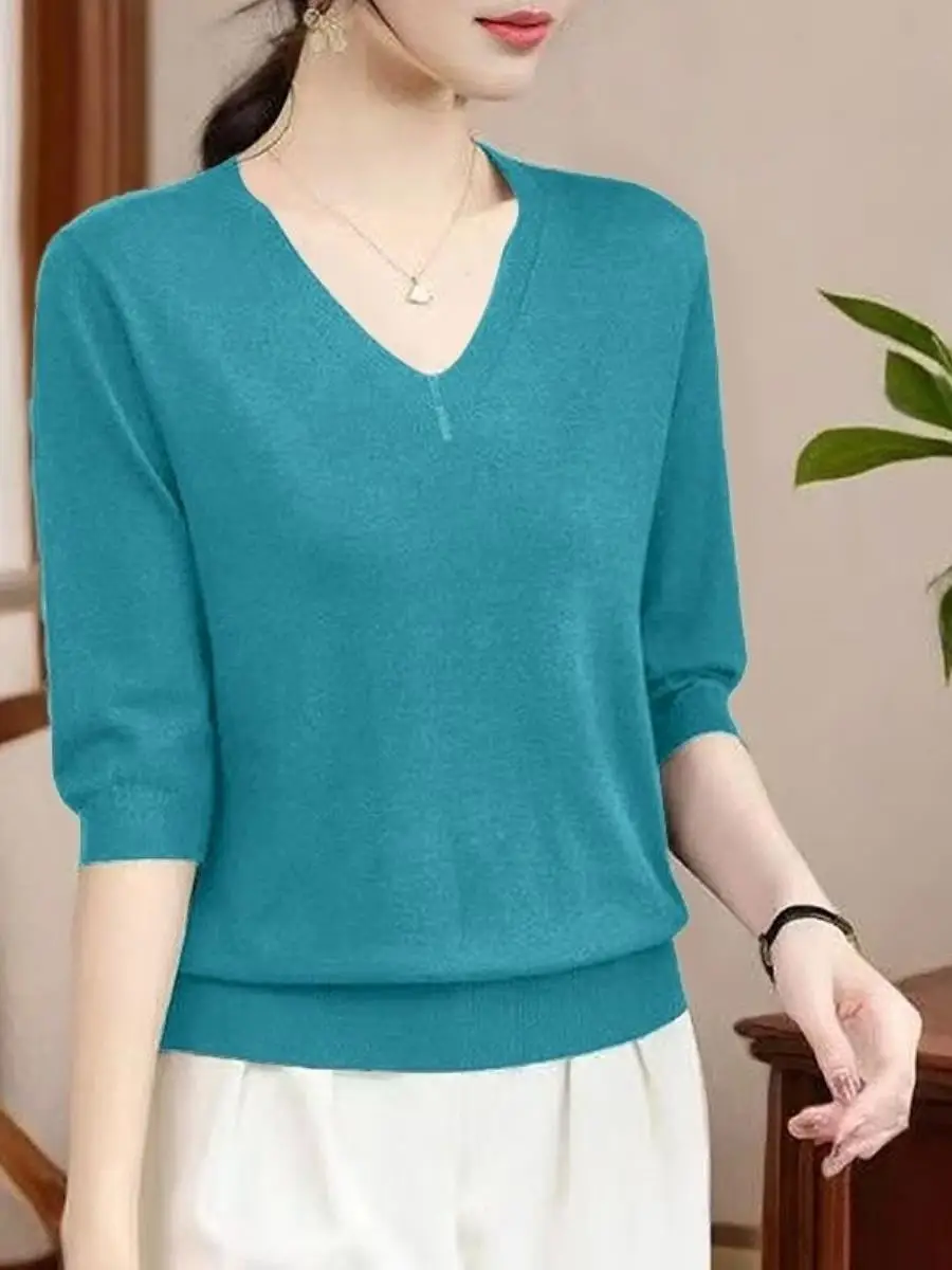 camiseta-feminina-de-malha-fina-com-decote-v-e-manga-media-caimento-solto-efeito-emagrecedor-com-bolso-quadrado-estilo-executivo-colecao-verao-2025