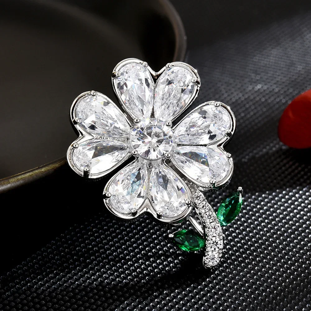 

Luxury Shiny Crystal Silver Lucky Four-leaf Brooch Fashion Exquisite High-end Women's Clothing Diamond Leaf Decorative Pin Gift