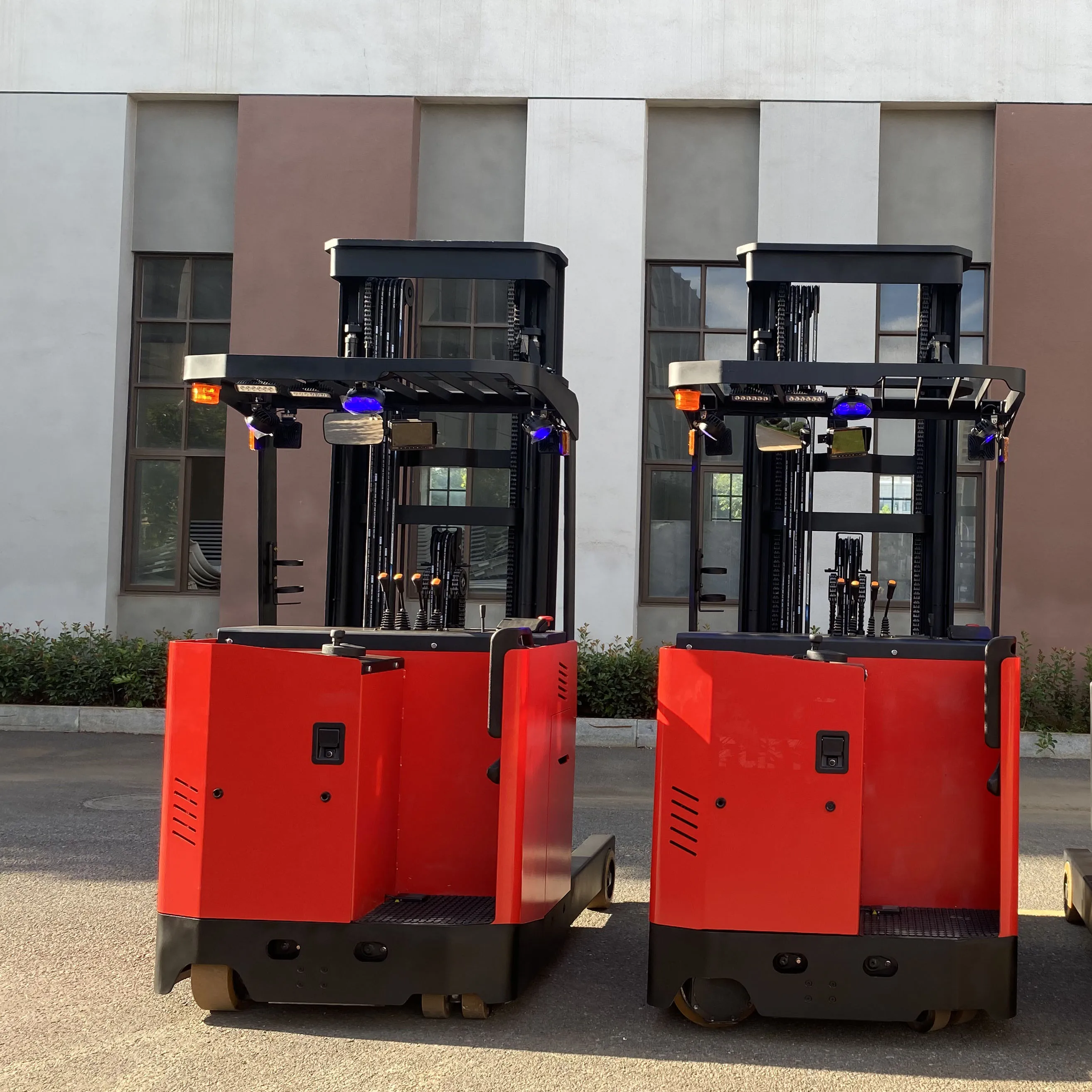 1.6T 1600KG Fork Scissor Type  Lead-Acid 6500mm Electric Battery Reach Stacker Truck with Double Scissor Lift view 3