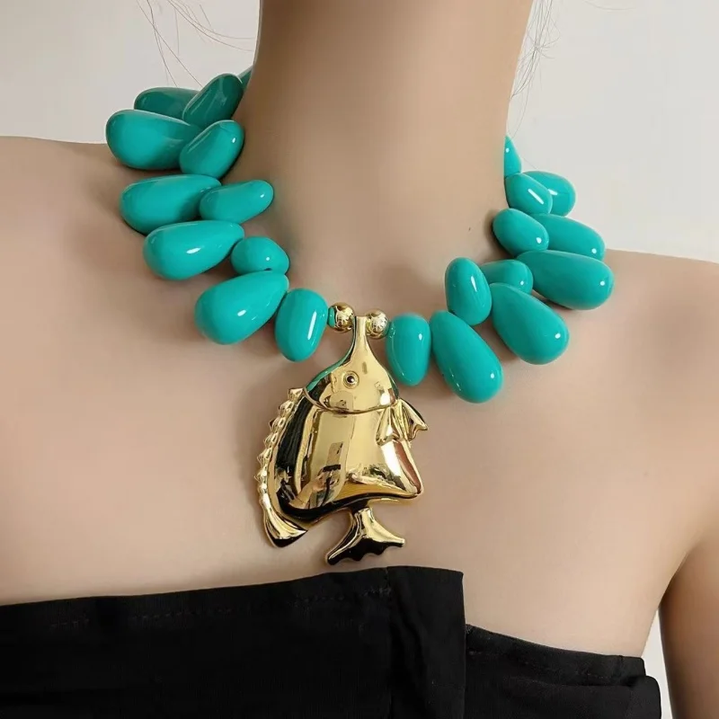 

Retro European And American Style Metal Necklace for Women Exaggerated Fish Shaped Pendant Colored Unique Design High-End Sensat