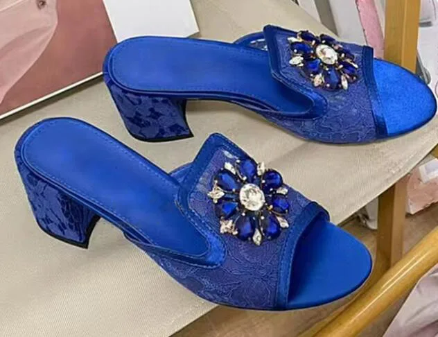 

Летние тапочки на массивном высоком каблуке со стразами и цветами, кружевные сандалии с открытой пяткой и открытым носком, женские свадебные туфли с открытым носком и кристаллами