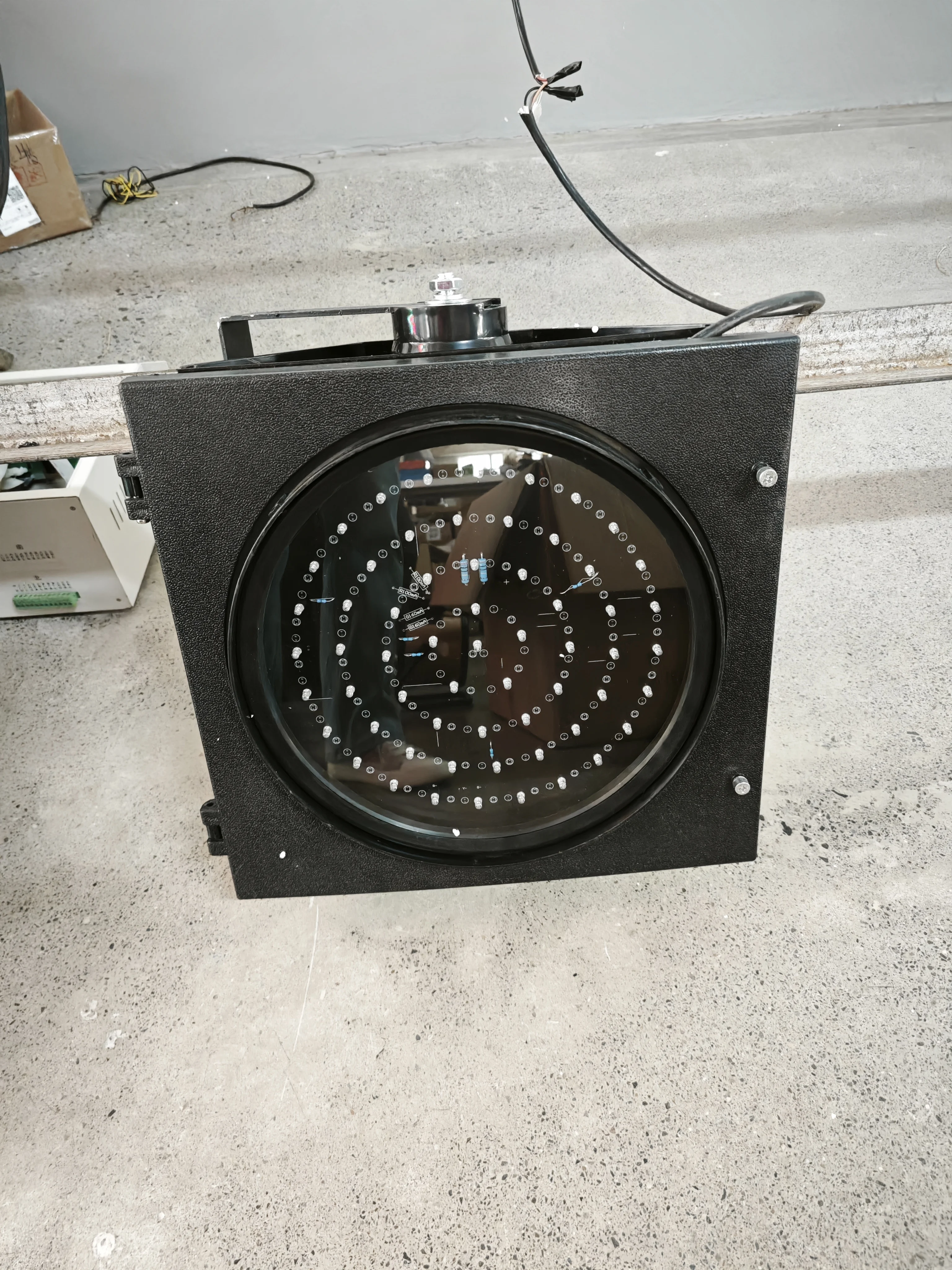 New trends in solar and power-powered LED yellow flashing traffic signals use ABS/PC materials