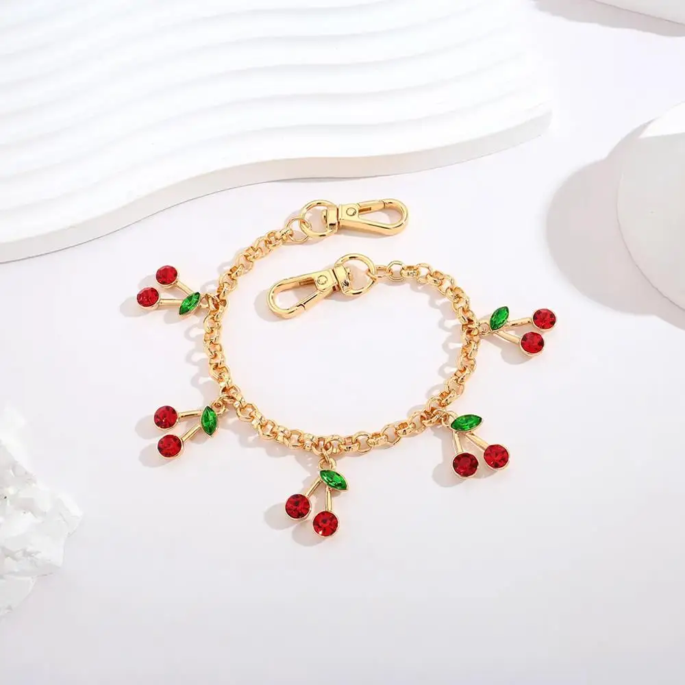 Рисунок 5 - Брелок с вишней, кошелек, подвески