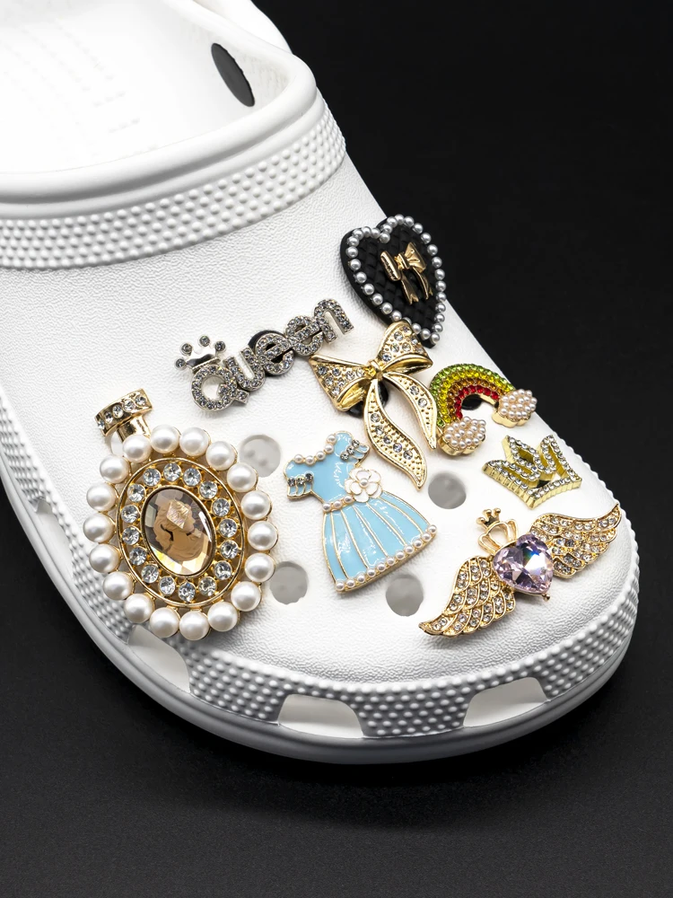 Breloques de styliste en métal pour femmes et filles, 1 pièce, Style à la mode, jupe de parfum, sac à main, accessoires de chaussures, chapeau à nœud, sabots, décorations à boucle