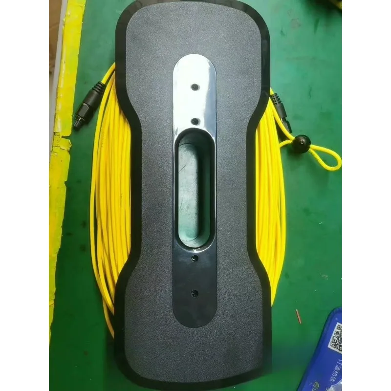 

C-HA--SI--NG dro-ne underling 100-meter cable