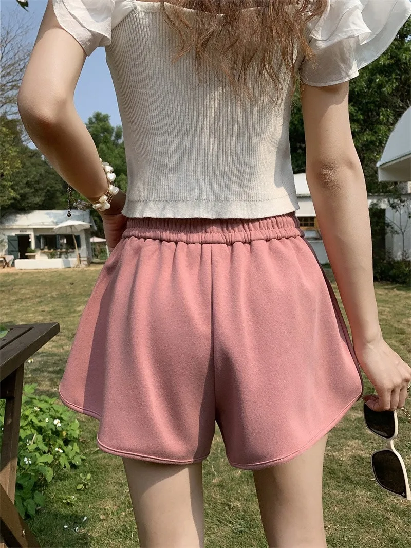 Lässige Sportshorts für Damen, elastischer Bund, vielseitige Kordelzug, lockere Passform, figurbetonte A-Linien-Shorts mit weitem Bein. – Detail 7